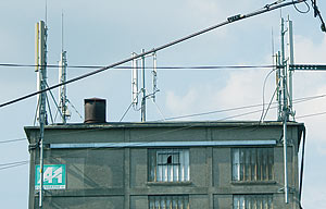 'Antennes-relais : habitants et opérateurs ne sont pas sur la même longueur d’ondes !' - L'écho du Pas-de-Calais - Juin 2004 'Antennes-relais : habitants et opérateurs ne sont pas sur la même longueur d’ondes !' - L'écho du Pas-de-Calais - Juin 2004