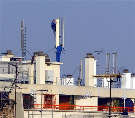 Bouygues Telecom a été condamné par le tribunal de grande instance de Nanterre (Hauts-de-Seine) à démonter une antenne relai de téléphone mobile à Tassin-La-demi-Lune (Rhône) pour Bouygues Telecom a été condamné par le tribunal de grande instance de Nanterre (Hauts-de-Seine) à démonter une antenne relai de téléphone mobile à Tassin-La-demi-Lune (Rhône) pour