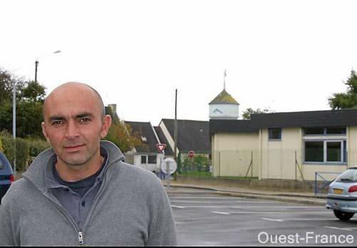 Jean-Philippe Antoine, devant l'école Joseph-Signor, dominée par le château d'eau et ses antennes-relais. Jean-Philippe Antoine, devant l'école Joseph-Signor, dominée par le château d'eau et ses antennes-relais.