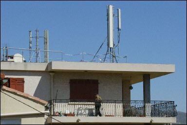 Gerard Julien AFP/Archives ¦ Une antenne-relais de téléphonie mobile installée sur le toit d'un immeuble à Marseille Gerard Julien AFP/Archives ¦ Une antenne-relais de téléphonie mobile installée sur le toit d'un immeuble à Marseille