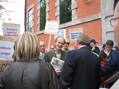 Manifestation en Belgique pour l'abaissement des normes GSM : 4 associations devant le Parlement wallon - 15/10/2008
