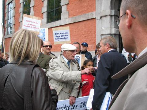Manifestation en Belgique pour l'abaissement des normes GSM : 4 associations devant le Parlement wallon - 15/10/2008