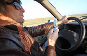 Si l'usage du téléphone portable en conduisant est interdite, il semble autant nocif à l'arrêt. (Maxppp) Si l'usage du téléphone portable en conduisant est interdite, il semble autant nocif à l'arrêt. (Maxppp)