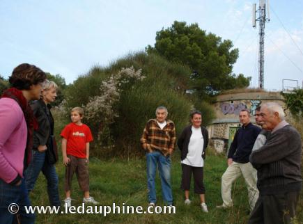 Dominique Hilaire, comme plusieurs de ses voisins, se pose des questions sur la potentielle nocivité de l'antenne-relais à proximité de chez eux. Dominique Hilaire, comme plusieurs de ses voisins, se pose des questions sur la potentielle nocivité de l'antenne-relais à proximité de chez eux.