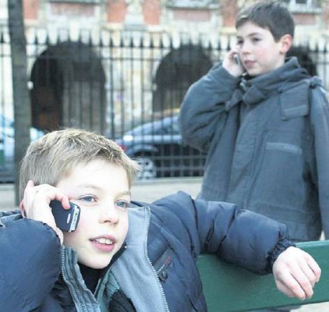 A défaut d’interdire l’usage du portable aux enfants de moins de 12 ans, il est important de ne pas en abuser et de s’en servir en respectant quelques règles de prudence. A défaut d’interdire l’usage du portable aux enfants de moins de 12 ans, il est important de ne pas en abuser et de s’en servir en respectant quelques règles de prudence.