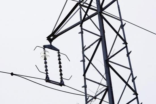 L'isolateur d'un pylône supportant une ligne électrique à haute tension d'EDF. L'isolateur d'un pylône supportant une ligne électrique à haute tension d'EDF.