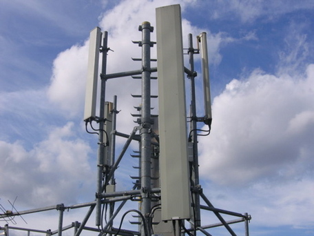Une antenne-relais GSM sur un toit à Paris (crédit : Wikimedia Commons) Une antenne-relais GSM sur un toit à Paris (crédit : Wikimedia Commons)