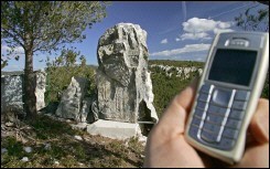 Un faux rocher dissimule des antennes-relais d'un opérateur de téléphonie mobile sur la commune de Cassis, le 9 février 2006/Gérard Julien AFP/Archives Un faux rocher dissimule des antennes-relais d'un opérateur de téléphonie mobile sur la commune de Cassis, le 9 février 2006/Gérard Julien AFP/Archives