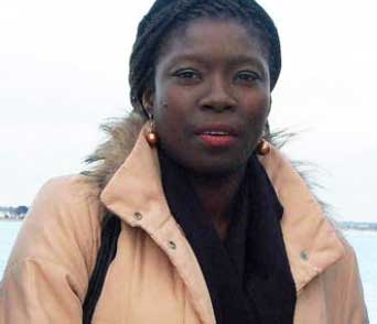 Nyves Allier, qui vit avec son mari depuis plus de vingt ans à proximité du terrain en question, a décidé de dévoiler publiquement le danger que pourrait faire peser sur sa santé la présence de cette antenne, puisqu’elle est porteuse d’un impla Nyves Allier, qui vit avec son mari depuis plus de vingt ans à proximité du terrain en question, a décidé de dévoiler publiquement le danger que pourrait faire peser sur sa santé la présence de cette antenne, puisqu’elle est porteuse d’un impla