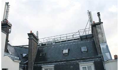 PARIS (VIe), SAMEDI. Pauline Jalil, qui porte plainte pour obtenir le retrait des trois antennes-relais qui font face à sa cuisine et des deux autres qui sont sur son toit, se plaint « de migraines et de pulsations sous les paupières ». LP/DELPHINE G PARIS (VIe), SAMEDI. Pauline Jalil, qui porte plainte pour obtenir le retrait des trois antennes-relais qui font face à sa cuisine et des deux autres qui sont sur son toit, se plaint « de migraines et de pulsations sous les paupières ». LP/DELPHINE G