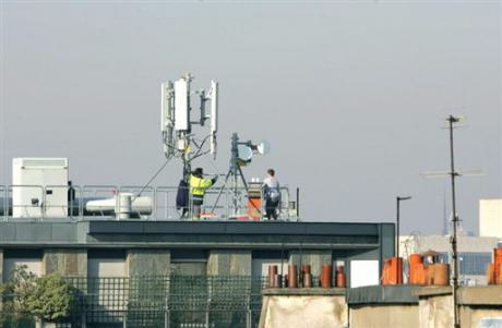 Mise en place d'antennes-relais, le 13 mars 2007 sur un toit de Paris/Jacques Demarthon AFP/Archives Mise en place d'antennes-relais, le 13 mars 2007 sur un toit de Paris/Jacques Demarthon AFP/Archives