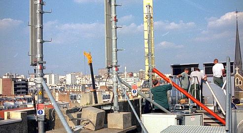 Pose d'antennes-relais de téléphones mobiles par des techniciens de France Télécom à Paris. Crédits photo : Le Figaro Pose d'antennes-relais de téléphones mobiles par des techniciens de France Télécom à Paris. Crédits photo : Le Figaro
