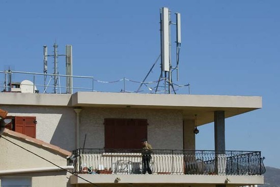 Un homme marche sur le balcon de son appartement, le 12 avril 2003 dans le quartier Saint-Jérôme, à Marseille, au-dessus duquel est installée une antenne-relais de téléphonie mobile. Un homme marche sur le balcon de son appartement, le 12 avril 2003 dans le quartier Saint-Jérôme, à Marseille, au-dessus duquel est installée une antenne-relais de téléphonie mobile.