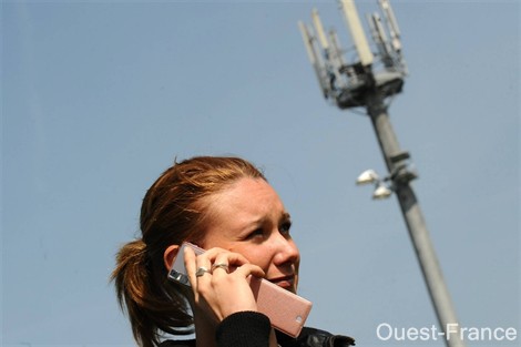 Pour l'Agence de sécurité sanitaire, il faut privilégier une baisse des expositions au téléphone portable, mais pas aux ondes des antennes-relais. Pour l'Agence de sécurité sanitaire, il faut privilégier une baisse des expositions au téléphone portable, mais pas aux ondes des antennes-relais.