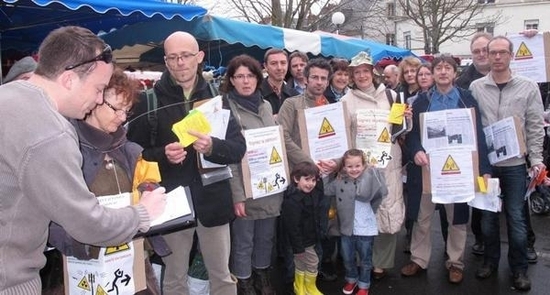 Autour des halles, les riverains s'étaient mobilisés contre l'installation de six antennes-relais sur le toit de l'édifice. - (Photo archives NR) - Photo NR Autour des halles, les riverains s'étaient mobilisés contre l'installation de six antennes-relais sur le toit de l'édifice. - (Photo archives NR) - Photo NR