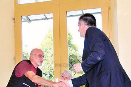 Jean Lassalle a rencontré Jean-Marc Aubry à Oloron mercredi dernier. PHOTO M. L.-L. Jean Lassalle a rencontré Jean-Marc Aubry à Oloron mercredi dernier. PHOTO M. L.-L.