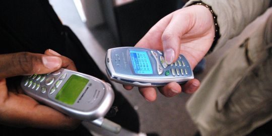 L'agence de recherche sur le cancer de l'Organisation mondiale de la santé (OMS) a indiqué, mardi 31 mai, que l'usage des téléphones portables devait être considéré comme "peut-être cancérogène pour l'homme".AFP/JEAN AYISSI L'agence de recherche sur le cancer de l'Organisation mondiale de la santé (OMS) a indiqué, mardi 31 mai, que l'usage des téléphones portables devait être considéré comme "peut-être cancérogène pour l'homme".AFP/JEAN AYISSI