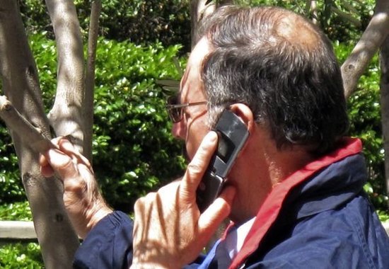 L'usage intensif du mobile pour téléphoner accroît peut-être les risques de cancert du cerveau, indique l'OMS. REUTERS/Fred Prouser L'usage intensif du mobile pour téléphoner accroît peut-être les risques de cancert du cerveau, indique l'OMS. REUTERS/Fred Prouser