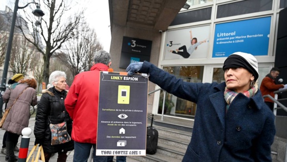 Rassemblement organisé par AlterOndes 35 pour la reconnaissance de l’électro-hypersensibilité à Rennes ce mardi matin devant les bureaux de France 3. MARC OLLIVIER - OUEST-FRANCE Rassemblement organisé par AlterOndes 35 pour la reconnaissance de l’électro-hypersensibilité à Rennes ce mardi matin devant les bureaux de France 3. MARC OLLIVIER - OUEST-FRANCE
