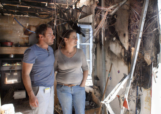 Damien et Camille Bonnet devant ce qui reste du compteur électrique. ©Crédit photo : Gilbert Habatjou