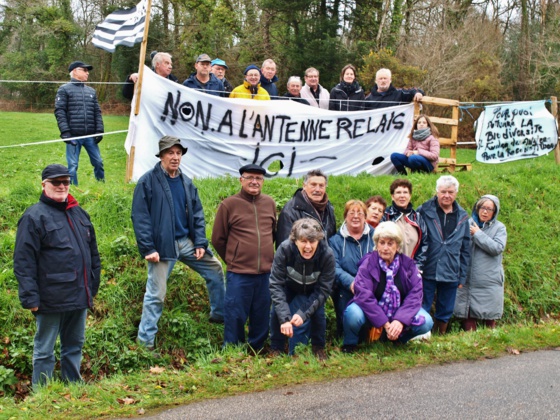 Une délégation de plusieurs associations pour la préservation de la nature et de la biodiversité a manifesté sur le lieu d’implantation d’une future antenne téléphonique Free, sur la commune de Pluvigner. Une délégation de plusieurs associations pour la préservation de la nature et de la biodiversité a manifesté sur le lieu d’implantation d’une future antenne téléphonique Free, sur la commune de Pluvigner.