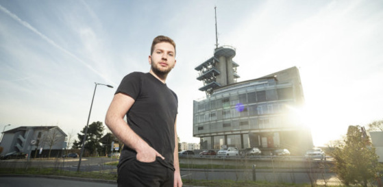 Le Glandois Marvin Grimm, âgé de 21 ans, est l'auteur d'une pétition pour un moratoire sur la 5G. Le voici au pied du bâtiment Odyssea de l'EPFL, sur le toit duquel se trouve l'une des premières antennes 5G de Swisscom. (Photo: Sébastien Anex) Le Glandois Marvin Grimm, âgé de 21 ans, est l'auteur d'une pétition pour un moratoire sur la 5G. Le voici au pied du bâtiment Odyssea de l'EPFL, sur le toit duquel se trouve l'une des premières antennes 5G de Swisscom. (Photo: Sébastien Anex)