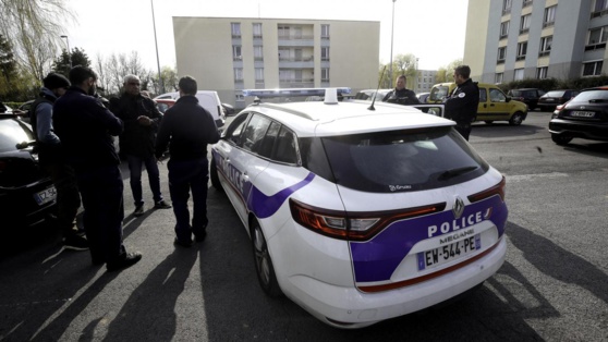 La discussion a duré plusieurs heures avec les opposants au compteur. La police est intervenue, mais le ton est toujours resté cordial entre les installateurs et le groupe d’habitants. Photo Sami Beloumi. - VDNPQR La discussion a duré plusieurs heures avec les opposants au compteur. La police est intervenue, mais le ton est toujours resté cordial entre les installateurs et le groupe d’habitants. Photo Sami Beloumi. - VDNPQR