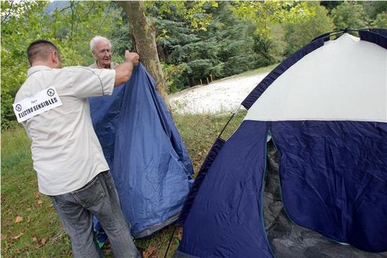 "Nous n’avons pas à vivre en forêt ou dans des grottes !" - Le Dauphiné Libéré - 17/09/2011 "Nous n’avons pas à vivre en forêt ou dans des grottes !" - Le Dauphiné Libéré - 17/09/2011