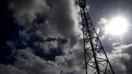 La cour d'appel de Montpellier a ordonné à l'opérateur SFR de procéder à l'enlèvement d'une antenne-relais pour la téléphonie mobile implantée dans les Pyrénées-Orientales, selon l'arrêt dont l'AFP a eu copie mardi ( © AFP Fred Tanneau) La cour d'appel de Montpellier a ordonné à l'opérateur SFR de procéder à l'enlèvement d'une antenne-relais pour la téléphonie mobile implantée dans les Pyrénées-Orientales, selon l'arrêt dont l'AFP a eu copie mardi ( © AFP Fred Tanneau)