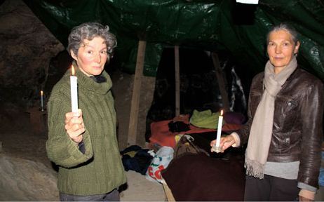 Anne Cautain, 55 ans, et Bernadette Touloumond, 66 ans, vivent dans une grotte des Hautes-Alpes pour fuir les ondes de toutes natures / RTL / Serge Pueyo Anne Cautain, 55 ans, et Bernadette Touloumond, 66 ans, vivent dans une grotte des Hautes-Alpes pour fuir les ondes de toutes natures / RTL / Serge Pueyo