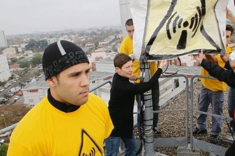 L'antenne-relais bâchée par le collectif est située en haut d'un immeuble de 10 étages. L'antenne-relais bâchée par le collectif est située en haut d'un immeuble de 10 étages.