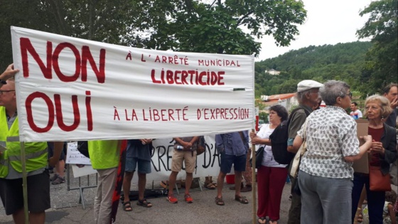 Les associations vent debout contre l'interdiction de tracter en centre-ville de Saint-Jean-du Gard - 13/08/2019 / © Pauline Pidoux / FTV Les associations vent debout contre l'interdiction de tracter en centre-ville de Saint-Jean-du Gard - 13/08/2019 / © Pauline Pidoux / FTV