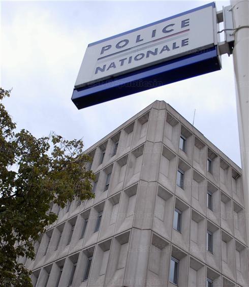 Police Nationale : 'Nancy: les " plombiers de Free " sur le toit du commissariat' - L'Est Républicain - 15/01/2012 Police Nationale : 'Nancy: les " plombiers de Free " sur le toit du commissariat' - L'Est Républicain - 15/01/2012