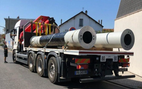 Champigny, lundi. Des riverains ont bloqué le camion transportant le pylône de l’antenne-relais.  DR