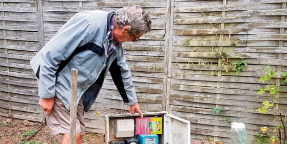 Cet habitant a refusé le changement de son compteur qui se trouve à l’intérieur de son jardin (photo : PN).