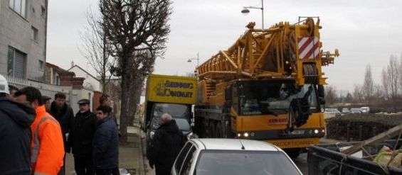 Champigny, hier matin. Les habitants du quartier du Tremblay, rejoints par la mairie, ont empêché Bouygues Télécom d’installer sa grue. | (LP/E.M.)