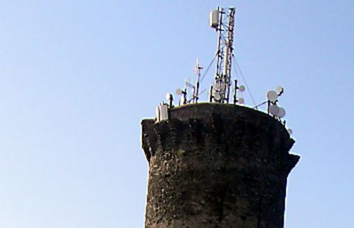 Deux des six sites qui vont être contrôlés sur le territoire : à Argelès à proximité du collège des Albères et à Port-Vendres la tour Madeloc.  © Photos V. P.