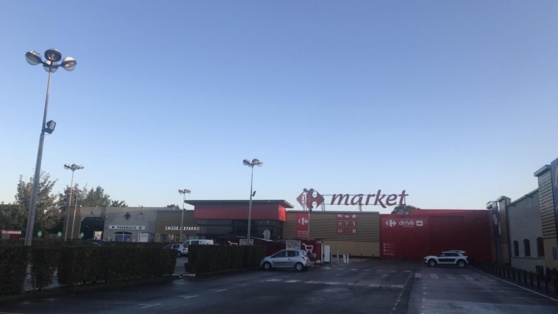 SFR estime que la seule solution pour offrir une meilleure couverture du réseau et de façon la plus rapide, c’est d’installer l’antenne sur le supermarché Carrefour. SFR estime que la seule solution pour offrir une meilleure couverture du réseau et de façon la plus rapide, c’est d’installer l’antenne sur le supermarché Carrefour.