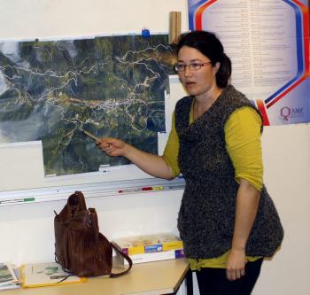 Clémence Nicolas , montre l'implantation du projet/ Photo DDM,archives Clémence Nicolas , montre l'implantation du projet/ Photo DDM,archives