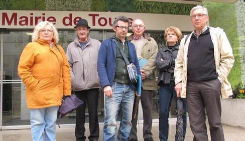 Une délégation de riverains d'antennes-relais et le représentant de Robin des toits ont été reçus hier en mairie. Une délégation de riverains d'antennes-relais et le représentant de Robin des toits ont été reçus hier en mairie.