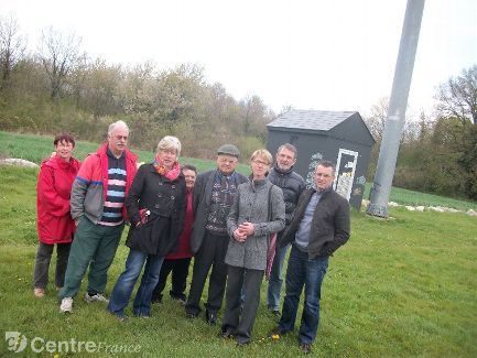 Les habitants de la commune de hanches sont opposés à l’installation d’une seconde antenne. Les habitants de la commune de hanches sont opposés à l’installation d’une seconde antenne.
