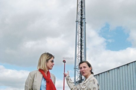 Sigrid Canova et Céline Ardouin au pied de l'antenne qu'elles voudraient voir disparaître au plus vite. (photo H. P.) Sigrid Canova et Céline Ardouin au pied de l'antenne qu'elles voudraient voir disparaître au plus vite. (photo H. P.)