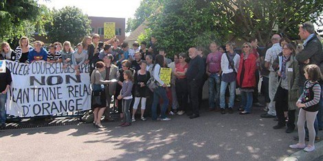 "Une antenne relais à 10 m du collège : les parents d'élèves contre - Courseulles-sur-Mer" - Ouest France - 26/06/2012 "Une antenne relais à 10 m du collège : les parents d'élèves contre - Courseulles-sur-Mer" - Ouest France - 26/06/2012