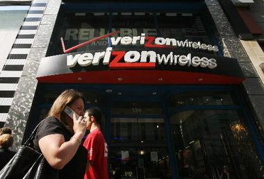Plusieurs scientifiques et lanceurs d'alertes dénoncent depuis des années les risques que les radiations du téléphone portable peut faire courir à la santé, notamment en raison de craintes sur la survenue de cancers du sein et du cerveau, et la réduction de la fertilité masculine. Plusieurs scientifiques et lanceurs d'alertes dénoncent depuis des années les risques que les radiations du téléphone portable peut faire courir à la santé, notamment en raison de craintes sur la survenue de cancers du sein et du cerveau, et la réduction de la fertilité masculine.