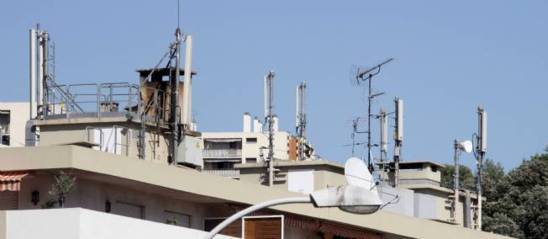 Une cartographie des antennes-relais est disponible sur antennesmobiles.fr ou cartoradio.fr. © Bruno Bebert / Sipa Une cartographie des antennes-relais est disponible sur antennesmobiles.fr ou cartoradio.fr. © Bruno Bebert / Sipa