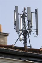 La Ville de Paris et les quatre opérateurs de téléphonie mobile français sont parvenus à un accord sur les antennes mobiles, ouvrant la voie au déploiement du très haut débit dans la capitale. /Photo d'archives/REUTERS/C harles Platiau La Ville de Paris et les quatre opérateurs de téléphonie mobile français sont parvenus à un accord sur les antennes mobiles, ouvrant la voie au déploiement du très haut débit dans la capitale. /Photo d'archives/REUTERS/C harles Platiau