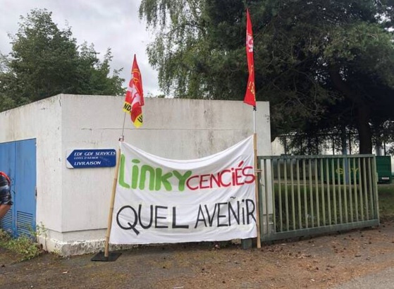 Une trentaine de salariés de l’entreprise Solutions 30 ont manifesté devant le siège d’Enedis, à Saint-Brieuc, ce mardi. | OUEST-FRANCE Une trentaine de salariés de l’entreprise Solutions 30 ont manifesté devant le siège d’Enedis, à Saint-Brieuc, ce mardi. | OUEST-FRANCE