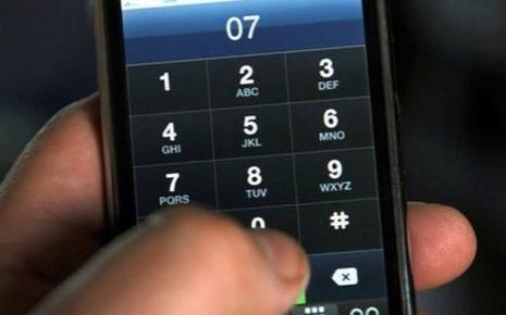 Usager du téléphone portable / AFP Usager du téléphone portable / AFP