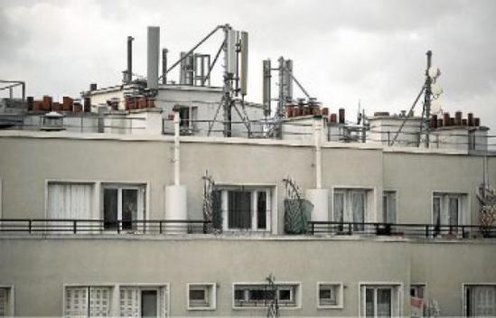 Les antennes-relais, nécessaires aux communications via mobiles, sont placées sur les toits. CAPMAN/SIPA Les antennes-relais, nécessaires aux communications via mobiles, sont placées sur les toits. CAPMAN/SIPA