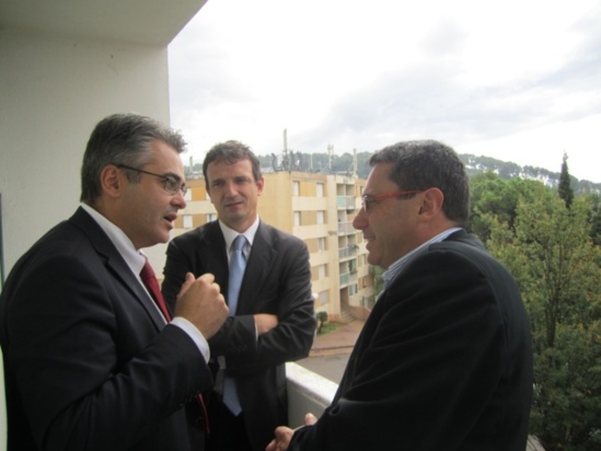Le Dr Patrice Halimi, Secrétaire Général de l'ASEF, et les députés, Jean-David Ciot et François-Michel Lambert, lors de la présentation de la proposition de loi Ciot à la cité HLM de La Pinette à Aix-en-Provence le 22 octobre dernier. Le Dr Patrice Halimi, Secrétaire Général de l'ASEF, et les députés, Jean-David Ciot et François-Michel Lambert, lors de la présentation de la proposition de loi Ciot à la cité HLM de La Pinette à Aix-en-Provence le 22 octobre dernier.